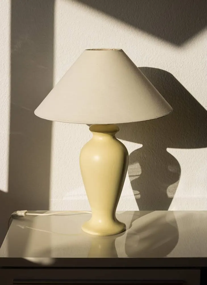 Lampe à abat-jour en tissu dans une lumière rasante