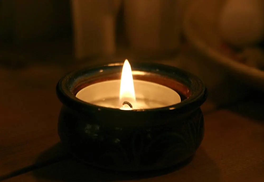 Flamme de bougie dans un photophore sombre