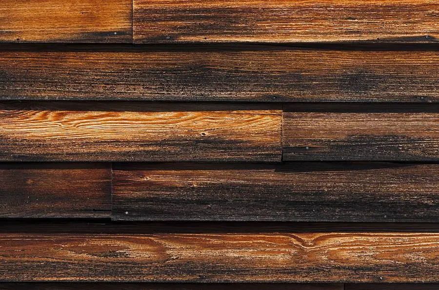 Planches de bois sombre teinté