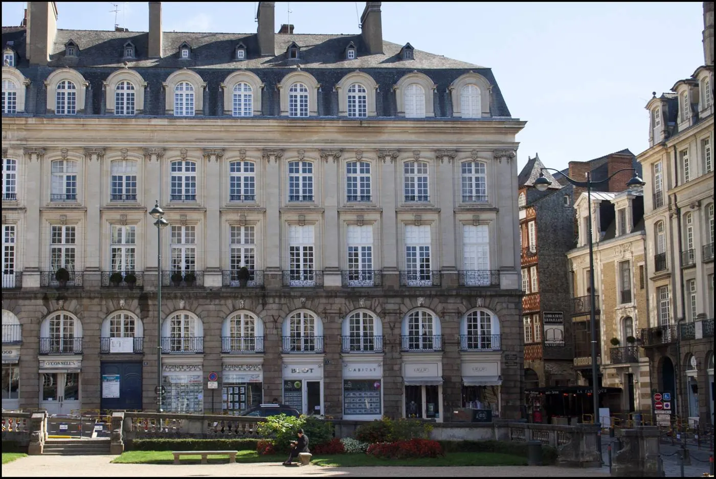 Façades en pierre d'un immeuble du XVIIIe siècle, place du Parlement à Rennes